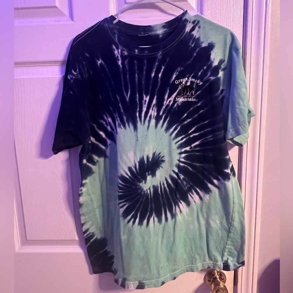 Tie-Dye Spiral Tee in Black and Mint